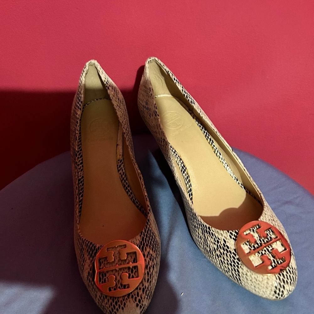 Tory Burch Cream and Black Flats and Loafers with Textured Design
